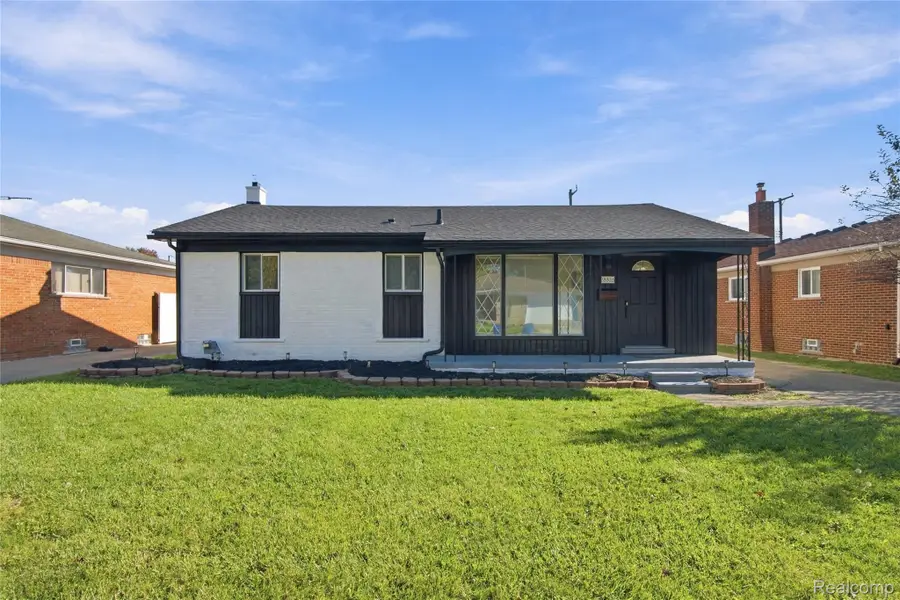 28326 Los Olas DR, Warren, MI 48093 - #2