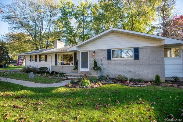 2479 N Long Lake RD, Fenton, MI 48430