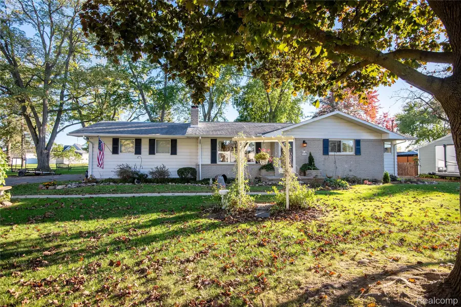2479 N Long Lake RD, Fenton, MI 48430 - #2