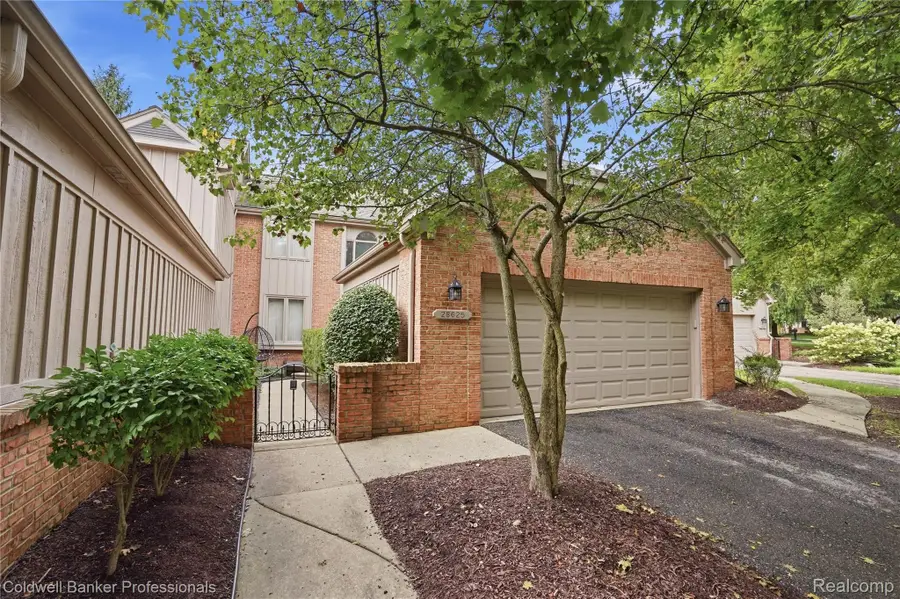 28625 Auburn CT, Farmington Hills, MI 48331 - #2