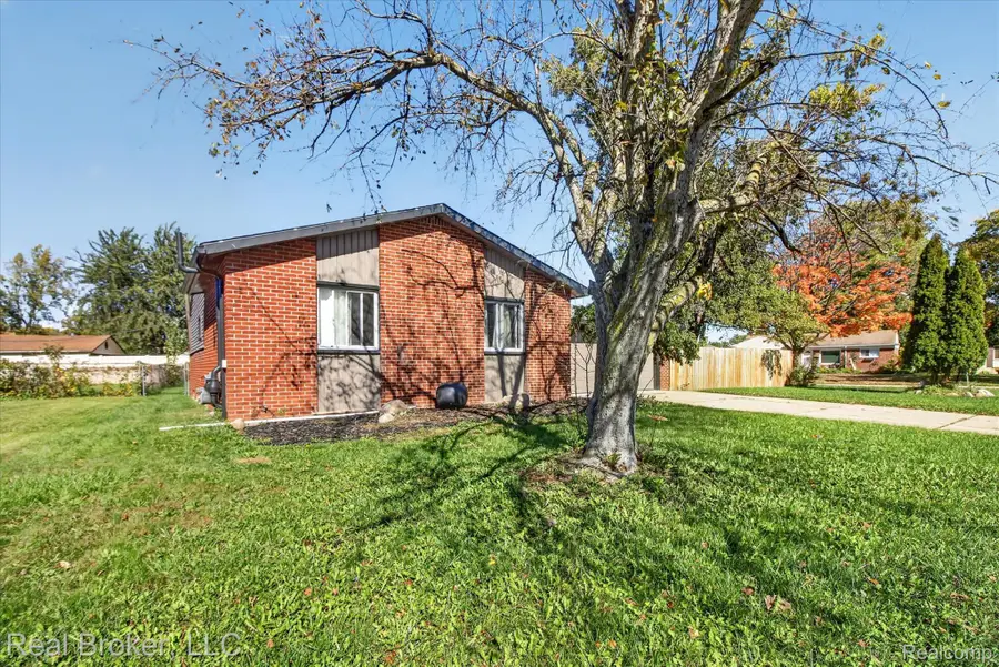 35208 Michelle DR, Romulus, MI 48174 - #2