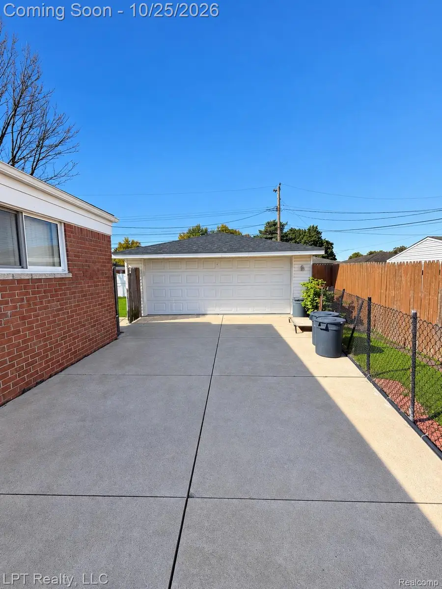 32085 Schoenherr RD, Warren, MI 48088 - #2