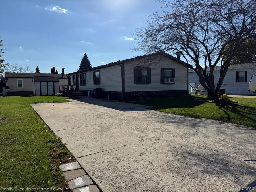14674 Grenwich CT, Shelby, MI 48315 - #2