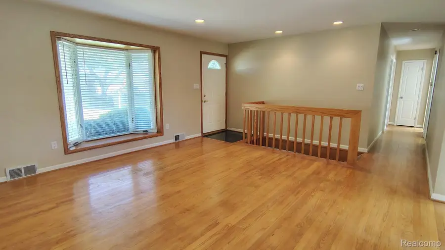 6155 Grace K DR, Waterford, MI 48329 - #3