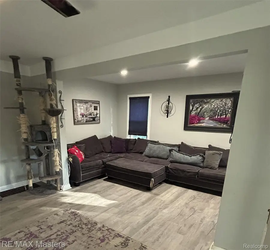 29345 Walnut ST, Flat Rock, MI 48134 - #3