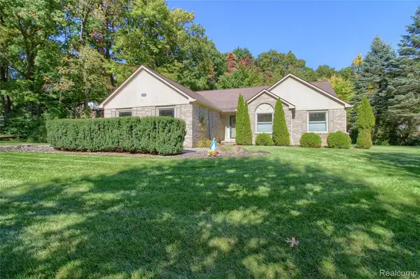 8845 Dann DR, Brighton, MI 48114