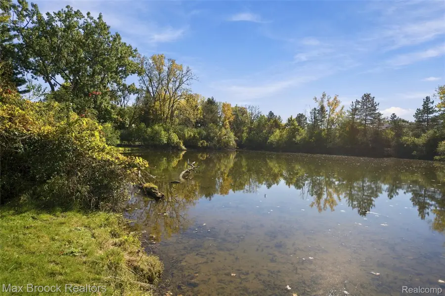 4340 Macqueen DR, West Bloomfield, MI 48323 - #2