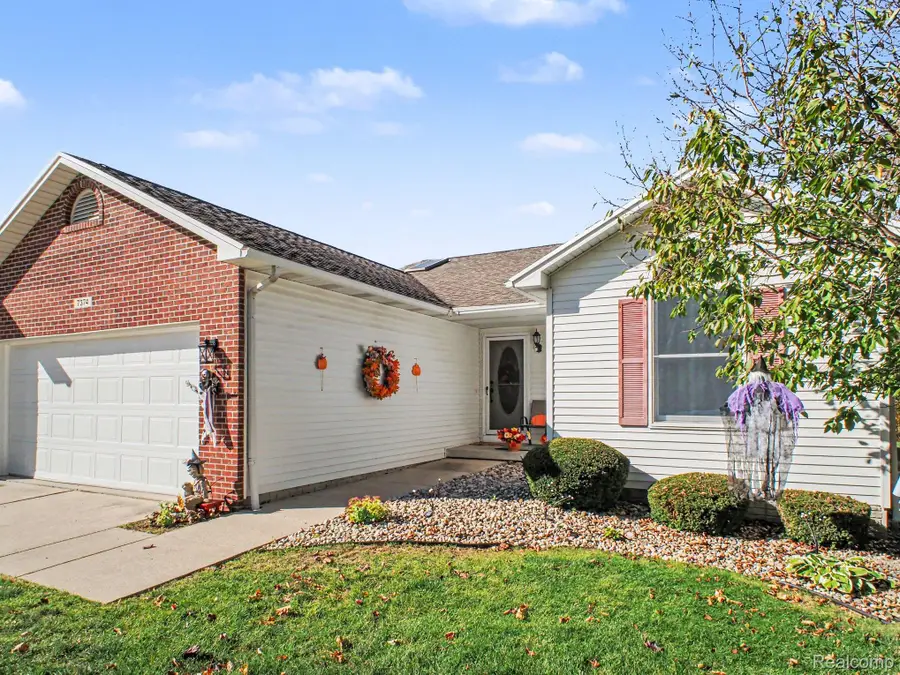 7374 Cross Creek DR, Swartz Creek, MI 48473 - #3