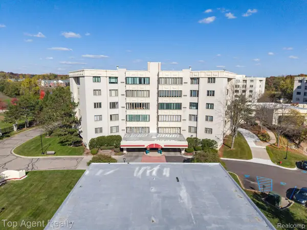 43100 12 Oaks Crescent DR  # 4055, Novi, MI 48377