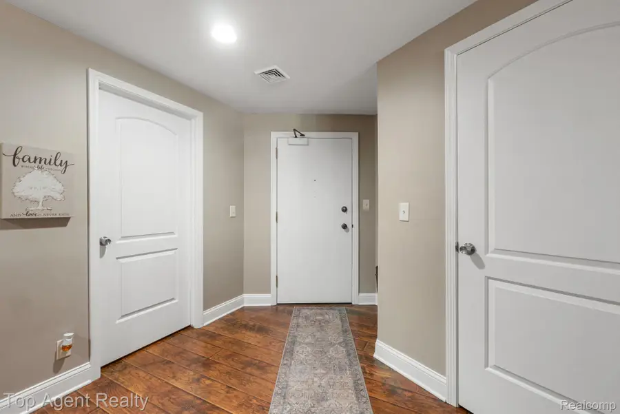 43100 12 Oaks Crescent DR  # 4055, Novi, MI 48377 - #3
