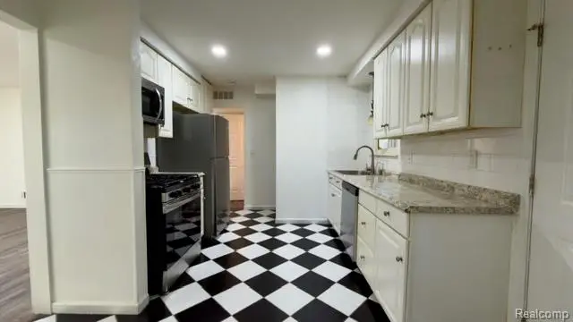21302 Powers AVE, Dearborn Heights, MI 48125 - #2