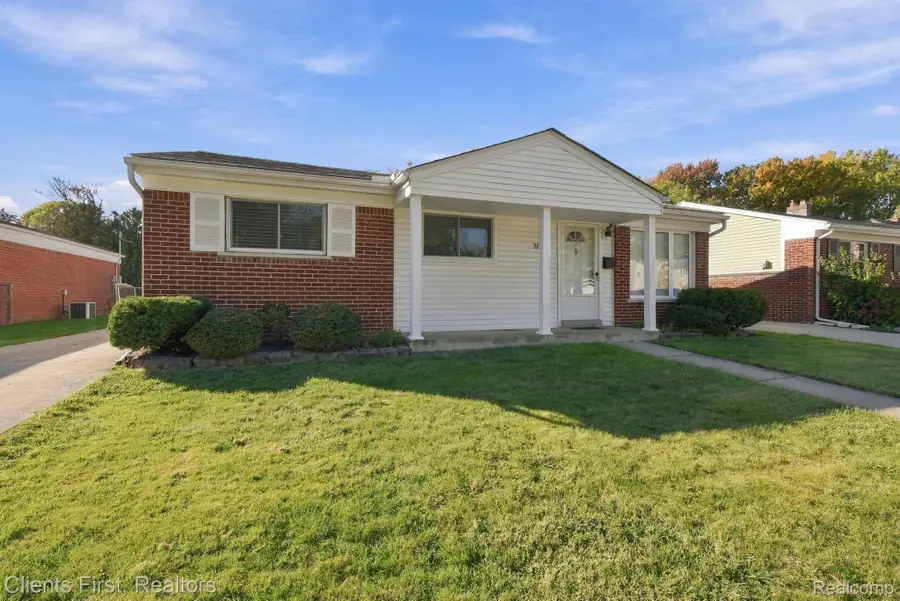 28019 Vogt ST, Saint Clair Shores, MI 48081 - #3