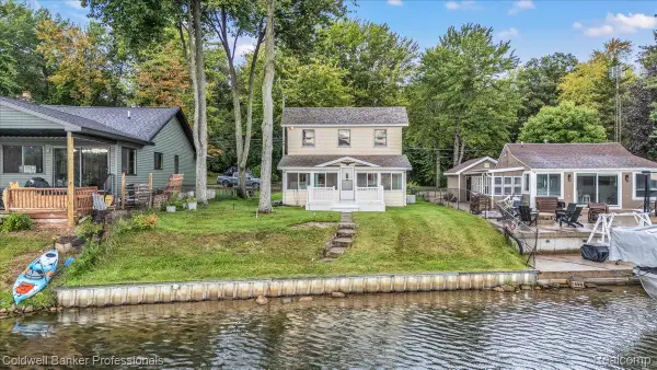 733 Lakeshore DR, Columbiaville, MI 48421