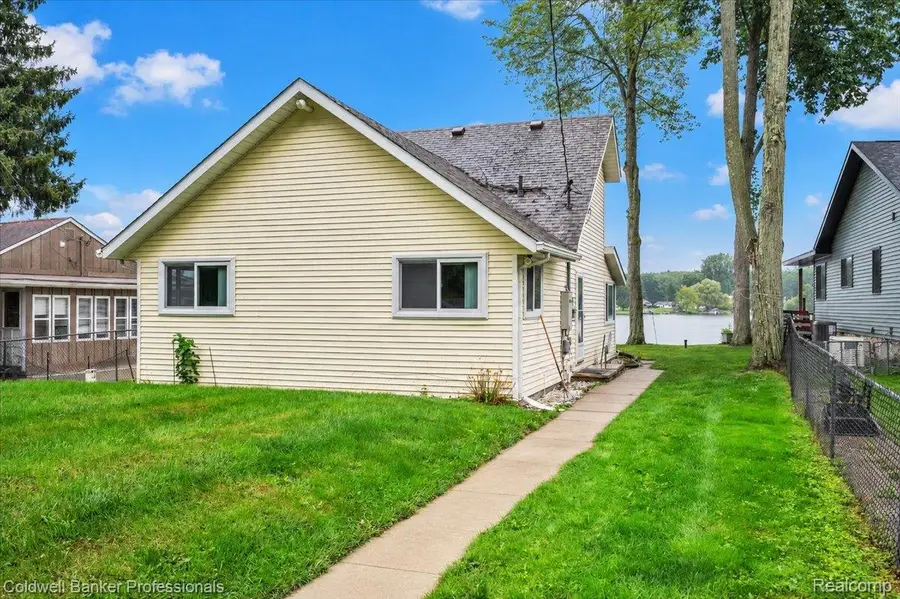 733 Lakeshore DR, Columbiaville, MI 48421 - #2