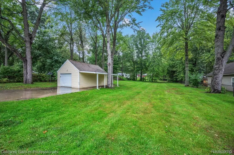 733 Lakeshore DR, Columbiaville, MI 48421 - #3
