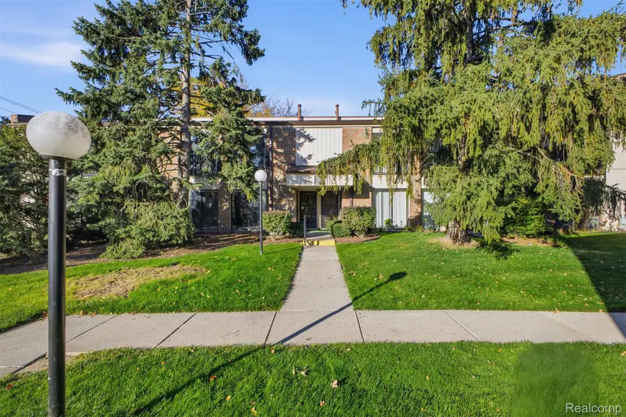 18217 University Park DR, Livonia, MI 48152 - #2