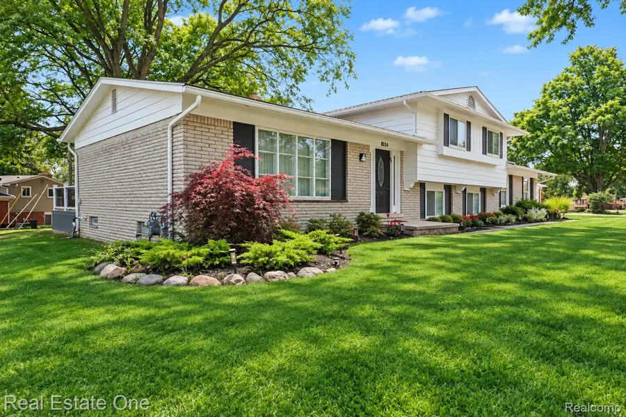 6639 Tamerlane DR, West Bloomfield, MI 48322 - #3