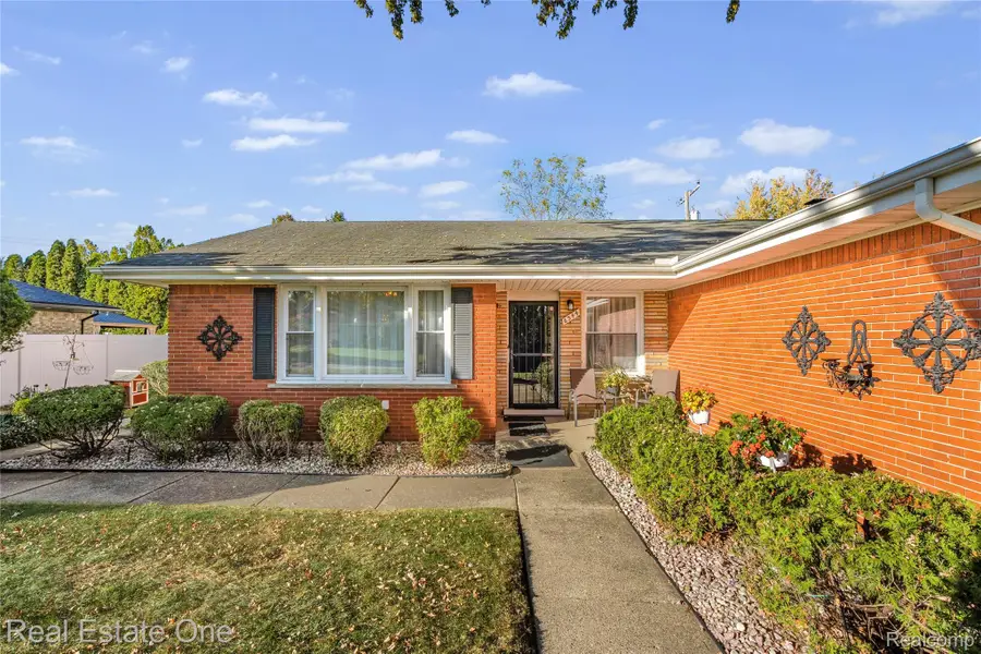 6344 Campus DR, Dearborn Heights, MI 48127 - #3