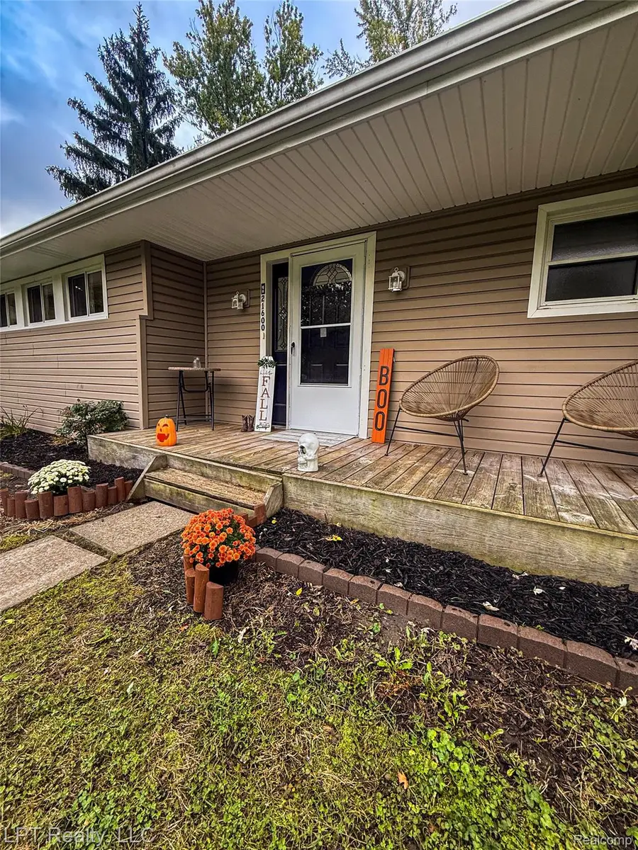 21600 Holly ST, Clinton Township, MI 48035 - #2