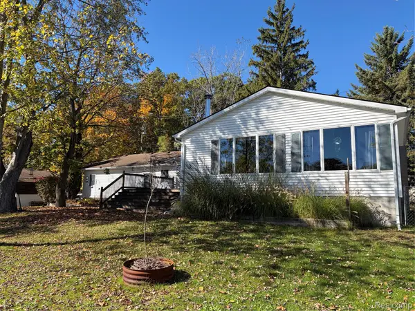 8913 Riverside DR, Brighton, MI 48116
