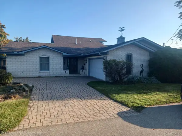 136 Channelsyde DR, Algonac, MI 48001
