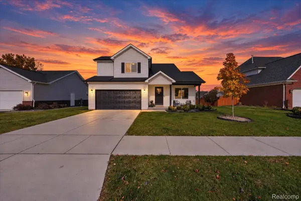 55 Old Carriage LN, Lapeer, MI 48446