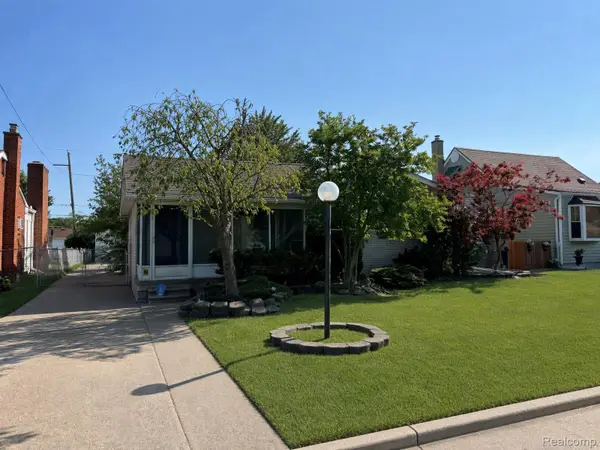 23113 Socia ST, StClairShores, MI 48082