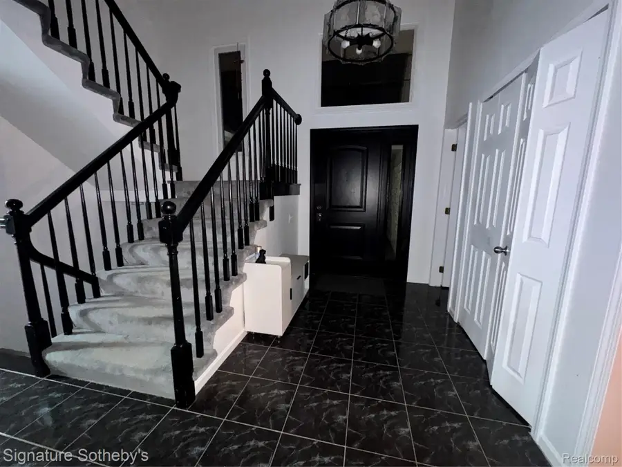 24606 Ridgeview DR, Farmington Hills, MI 48336 - #3