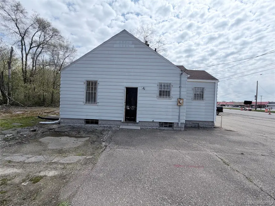 3106 W Pierson RD, Flint, MI 48504 - #2