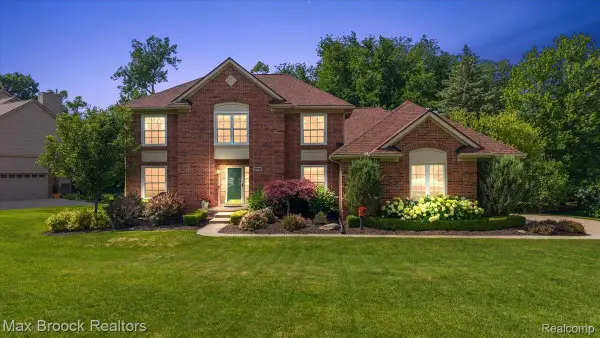 24435 Nantucket DR, Novi, MI 48374
