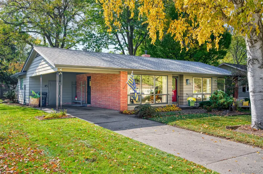 726 Devonshire RD, Fowlerville, MI 48836 - #2