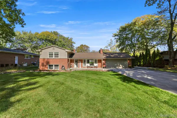 21102 Knudsen DR, GrosseIle, MI 48138