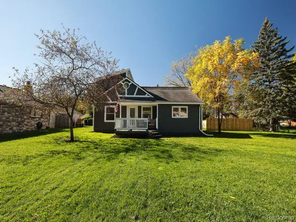 1100 Nokomis WAY, Waterford, MI 48328