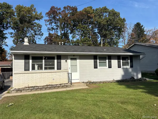 1102 Feltis DR, Temperance, MI 48182