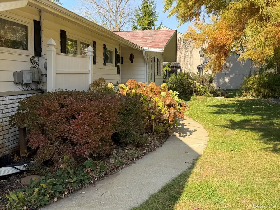 8156 Riverside DR, Brighton, MI 48116 - #2