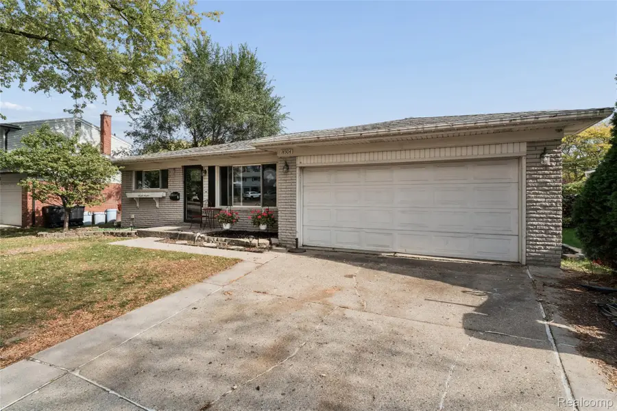 14304 Merriman RD, Livonia, MI 48154 - #3