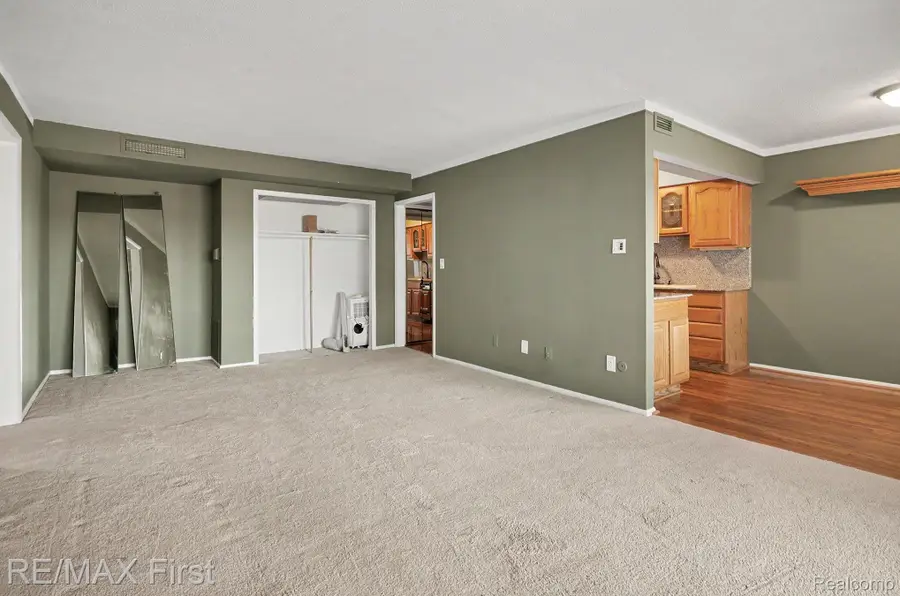 519 Riviera DR, Saint Clair Shores, MI 48080 - #3