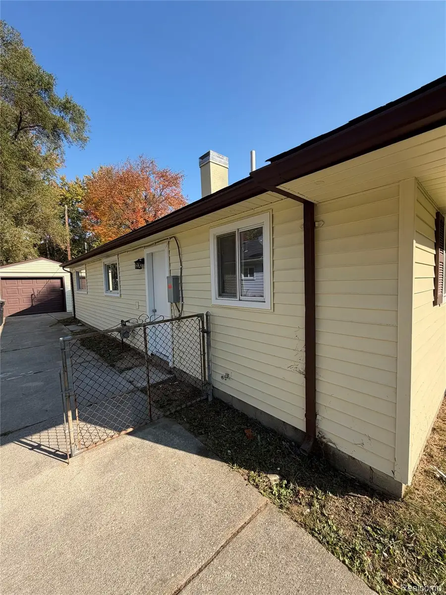 28034 Curtis RD, Livonia, MI 48152 - #2