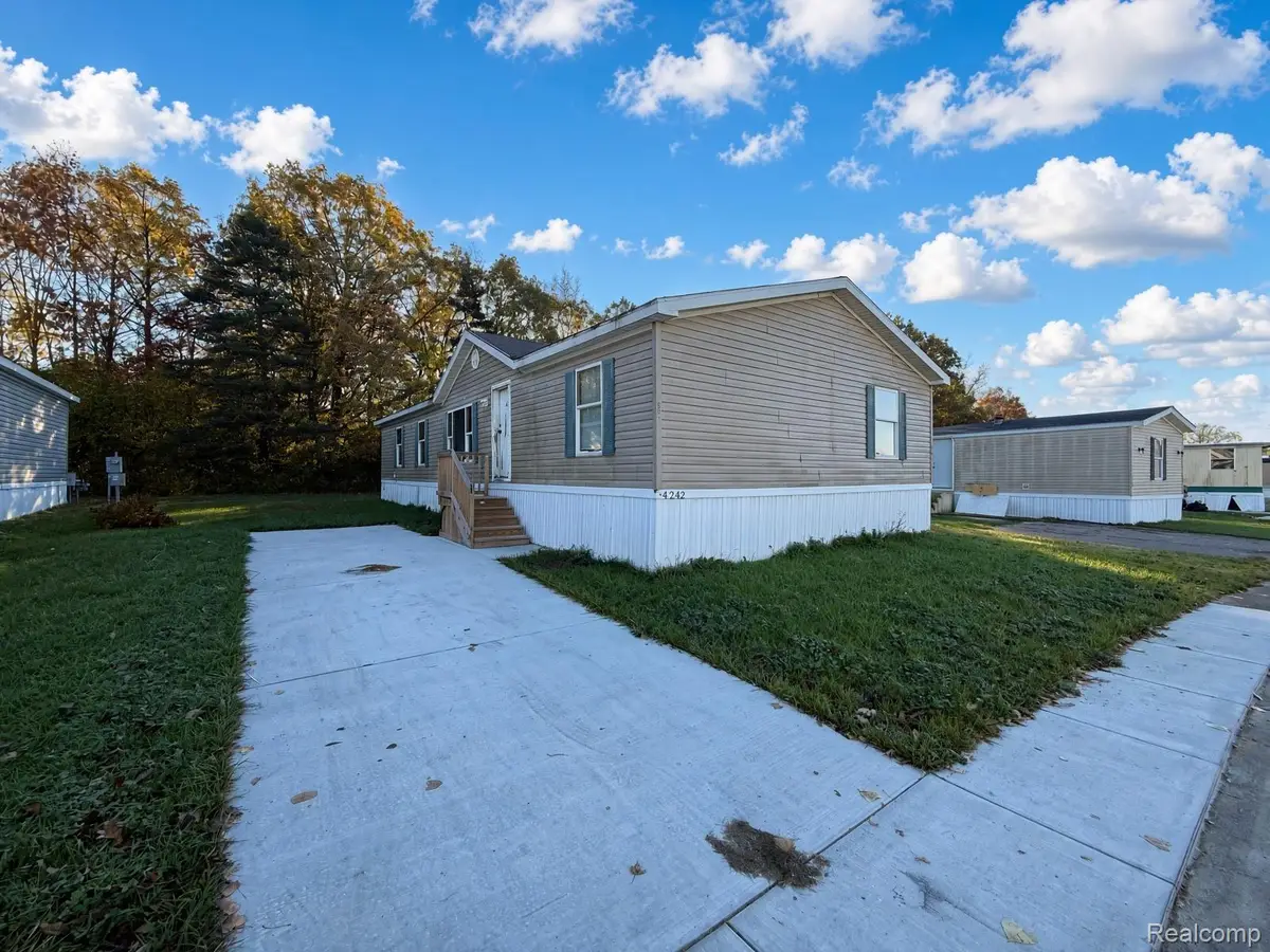 4242 Dolan DR, Flint, MI 48504 - #1