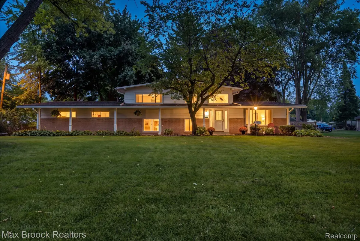 1752 Middle Trail RD, Commerce Township, MI 48390 - #1
