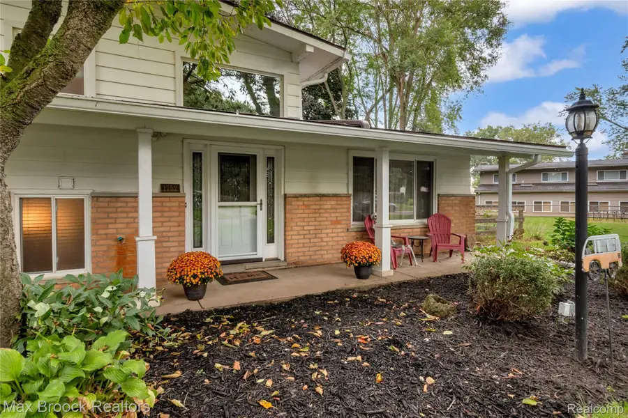 1752 Middle Trail RD, Commerce Township, MI 48390 - #2