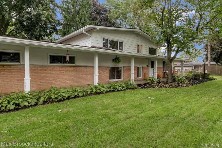1752 Middle Trail RD, Commerce Township, MI 48390 - #3