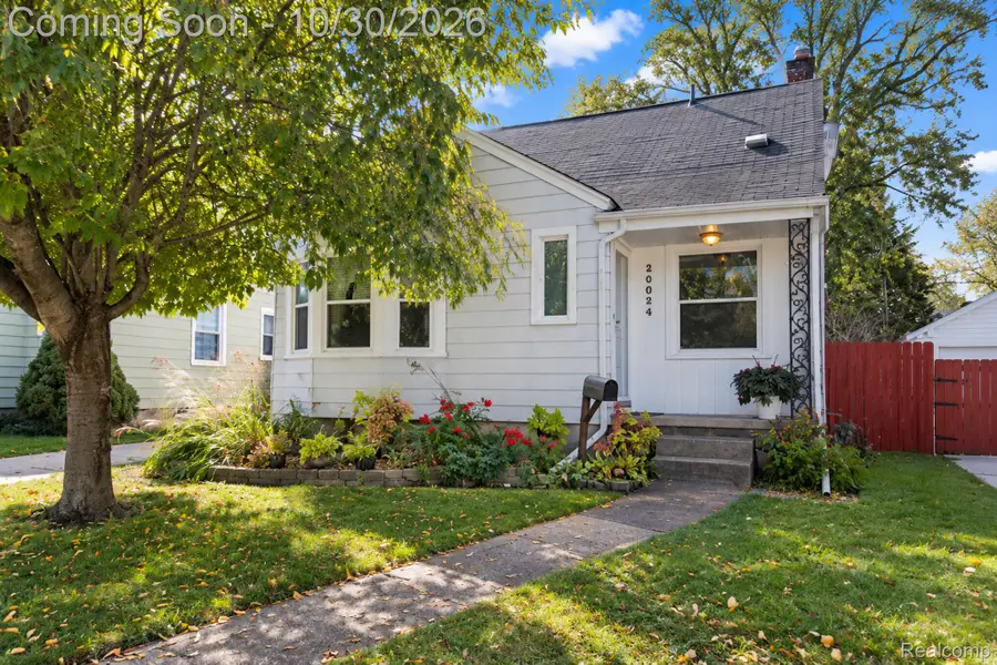 20024 Roscommon ST, Harper Woods, MI 48225 - #2