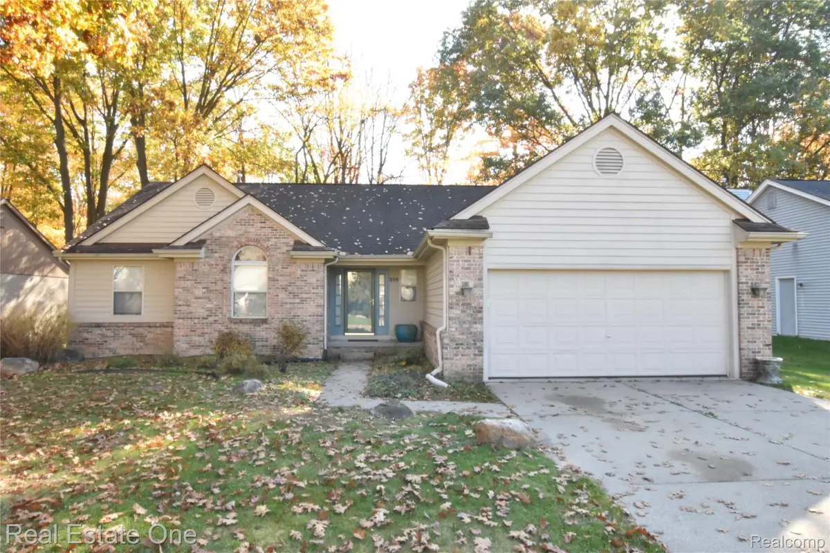 519 River Ridge DR, Waterford, MI 48327 - #1