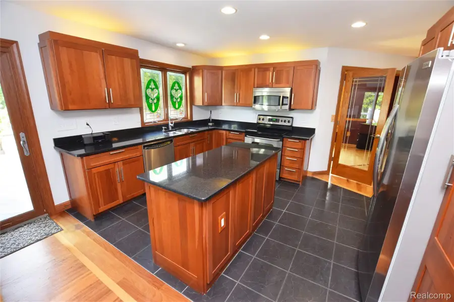 2182 Wiggins RD, Fenton, MI 48430 - #3