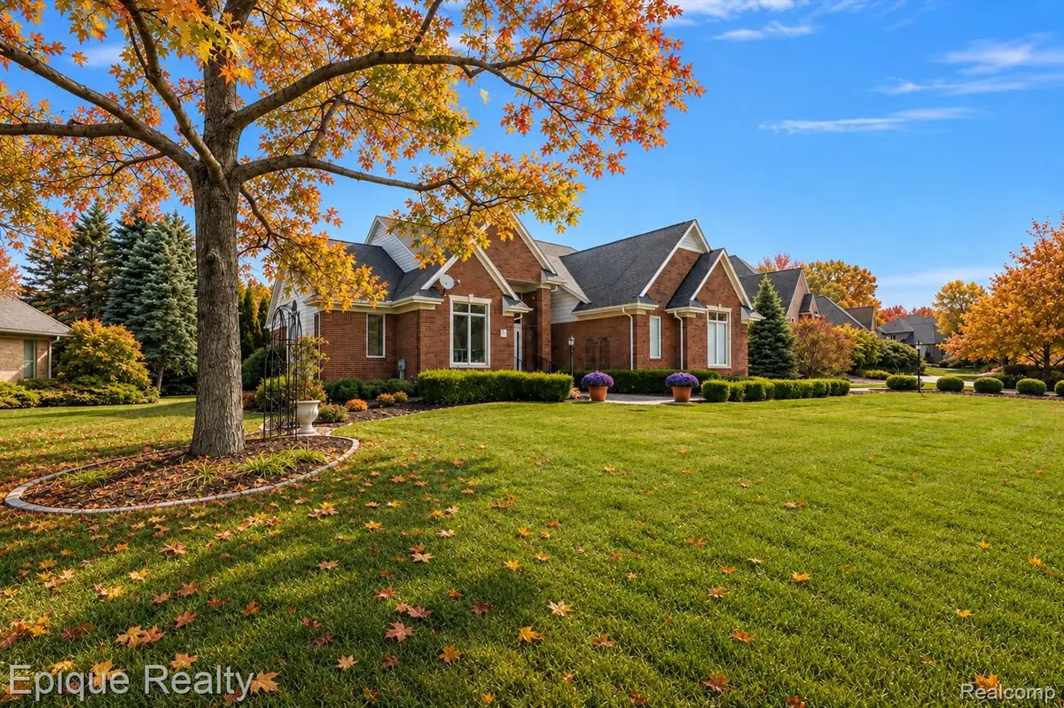 5675 Golf Pointe DR, Clarkston, MI 48348 - #1