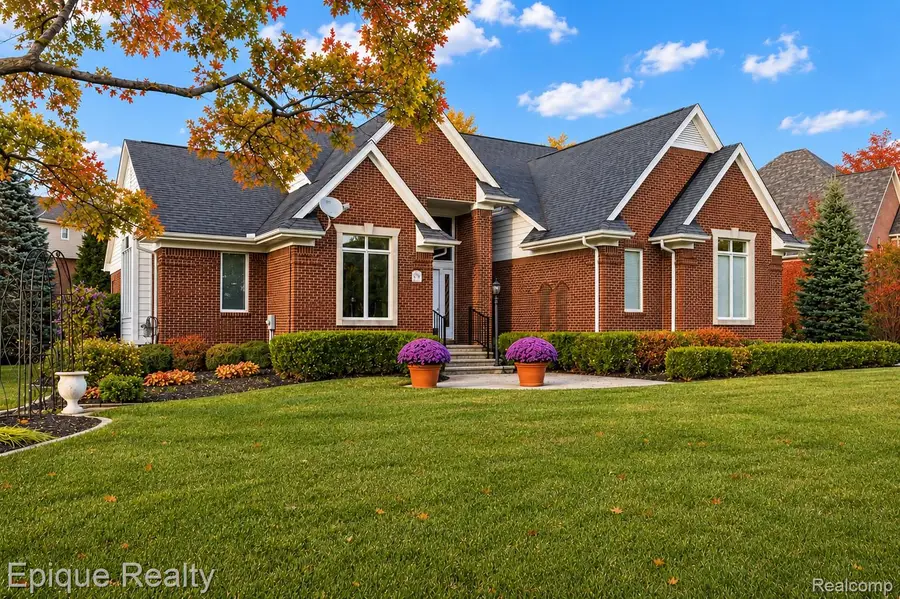 5675 Golf Pointe DR, Clarkston, MI 48348 - #2