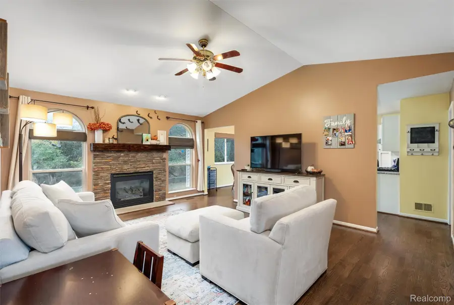 9081 Posey CT, Whitmore Lake, MI 48189 - #2
