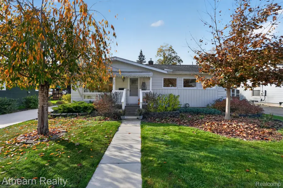 737 Elmwood DR, Fenton, MI 48430 - #3