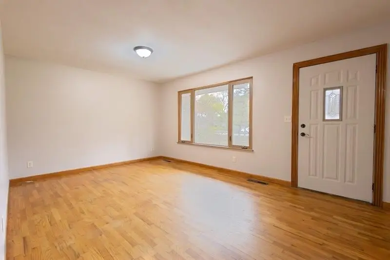 14010 Torrey RD, Fenton, MI 48430 - Image #2